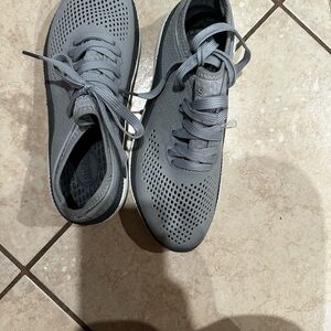 CROCS Woman’s Gray Sneakers